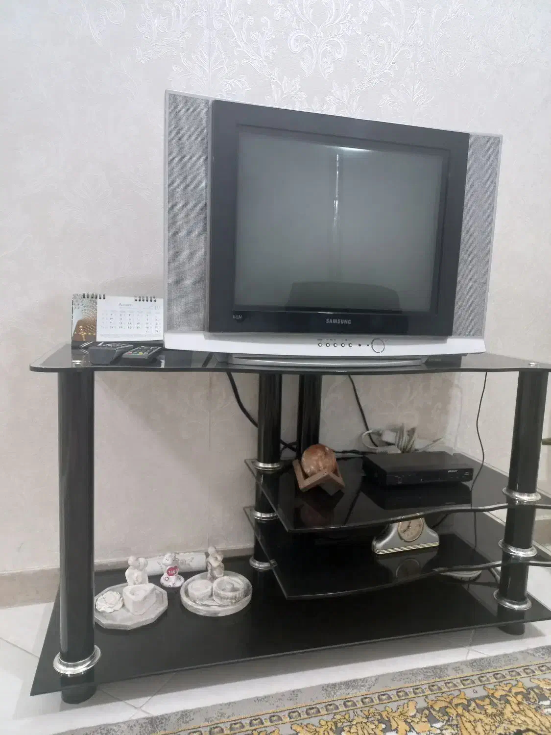 تلویزیون ۲۱ اینچ سامسونگ کره ای به همراه میز|تلویزیون و پروژکتور|تهران, ابوذر|دیوار