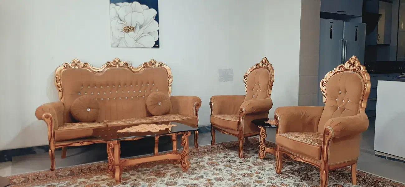 مبل سلطنتی ۹ نفره+ویترین+ میز تی وی و ساعت|مبلمان خانگی و میز عسلی|شیراز, شهرک مهدی‌آباد|دیوار