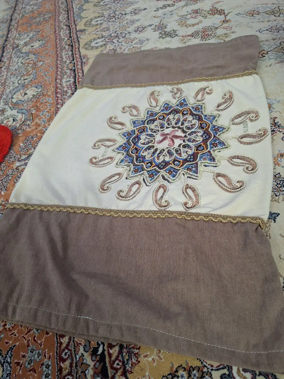 ۱۲ عددروی بالشت و۱۲ عددروی پشتی و ۱۲ عدد روبالشتی|پشتی|لردگان, |دیوار