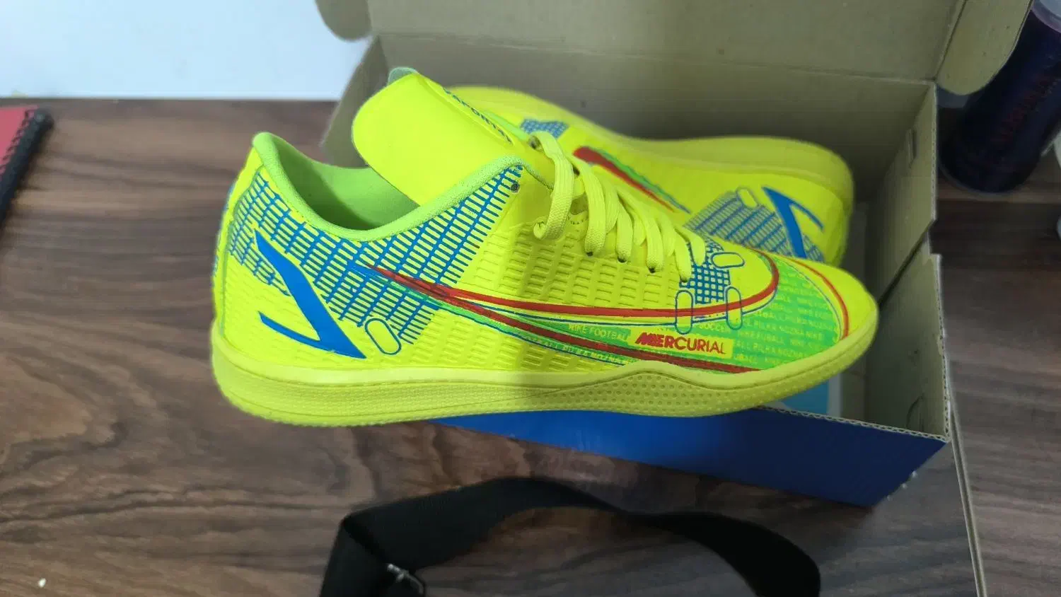 کفش فوتسال|کیف، کفش، کمربند|کارون, |دیوار