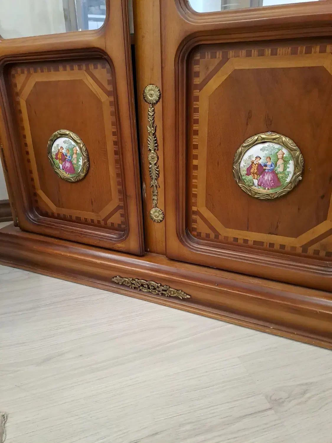 ویترین چوبی کلاسیک|بوفه، ویترین، کنسول|اصفهان, کوی شهید کشوری|دیوار