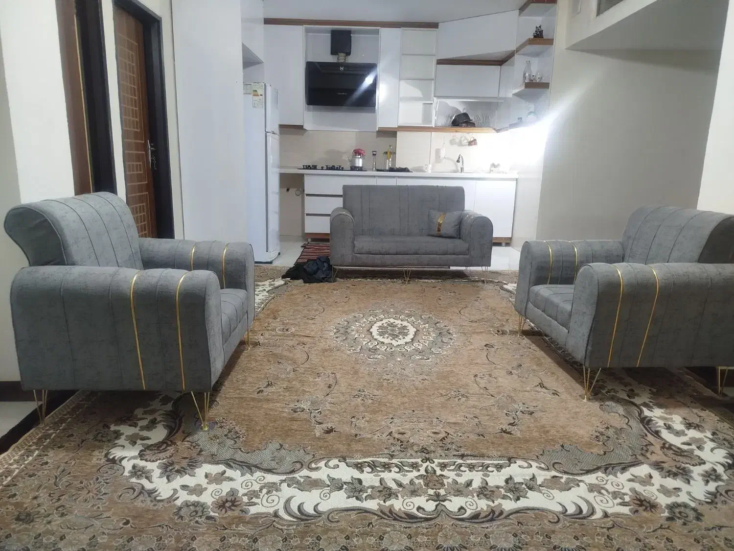 مبل ۷نفره|مبلمان خانگی و میز عسلی|شاهین‌شهر, شهرک گلدیس|دیوار