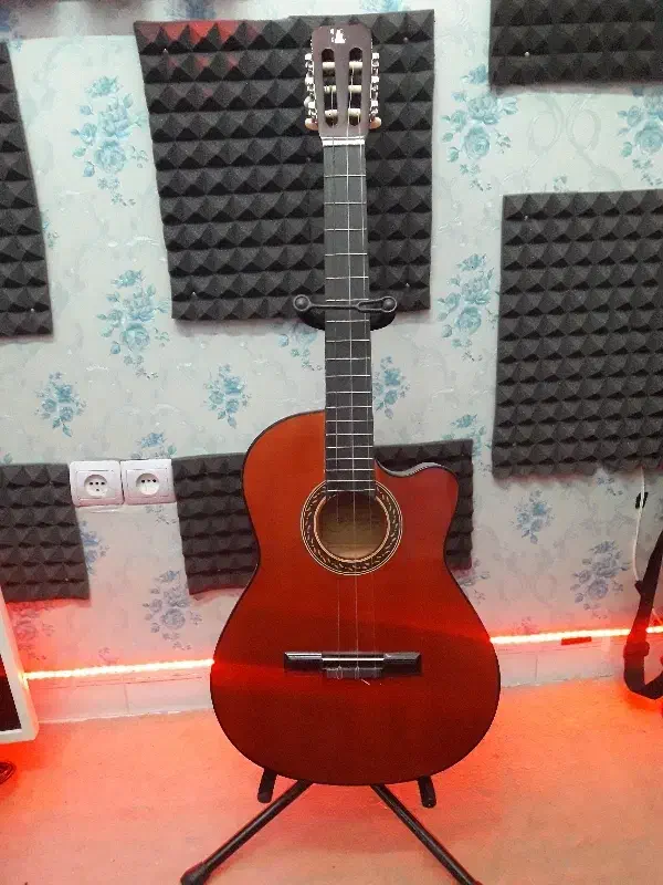 گیتار دیاموند به همراه پایه|گیتار، بیس، امپلیفایر|ری, شهید غیوری (ابن باویه)|دیوار