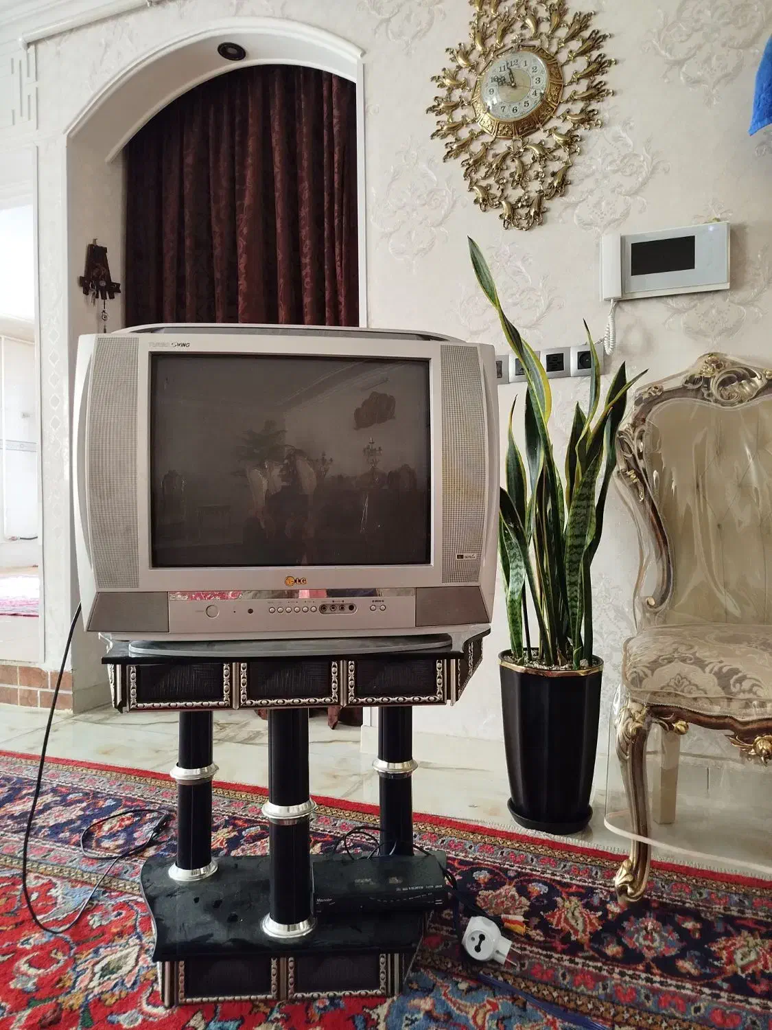 تلوزیون ۲۱ با دستگاه دیجیتال سالم وتمیز|تلویزیون و پروژکتور|همدان, |دیوار