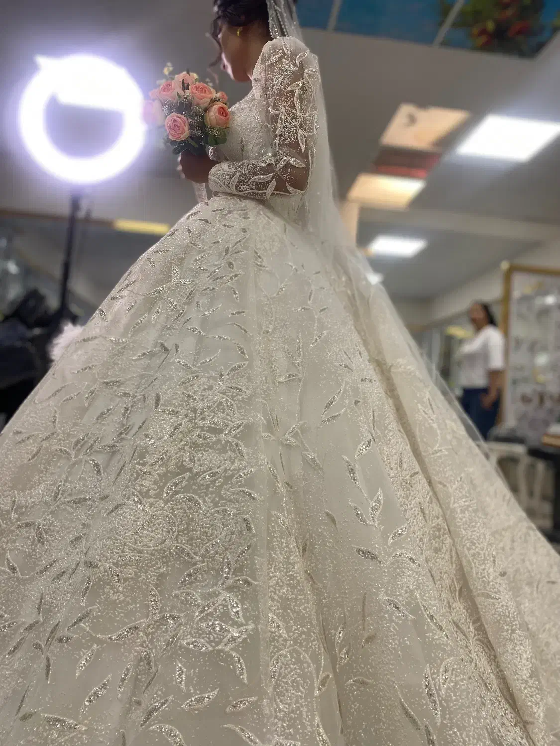 لباس عروس|لباس|مشهد, کوشش|دیوار