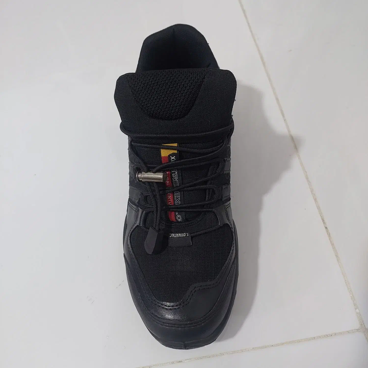 کفش|کیف، کفش، کمربند|زبرخان, |دیوار