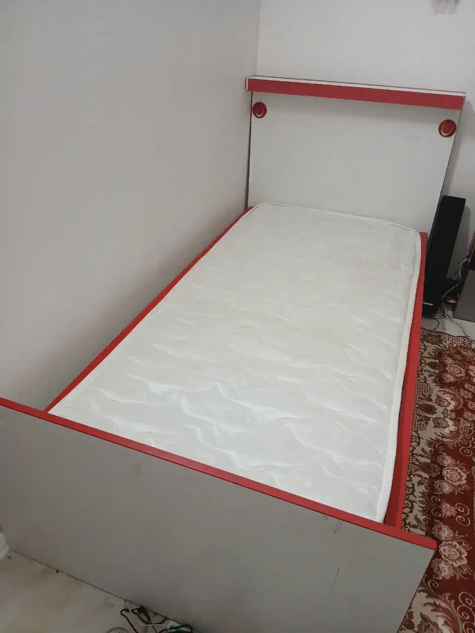 تخت نوجوان وتشک|تخت و سرویس خواب|اصفهان, سرچشمه|دیوار