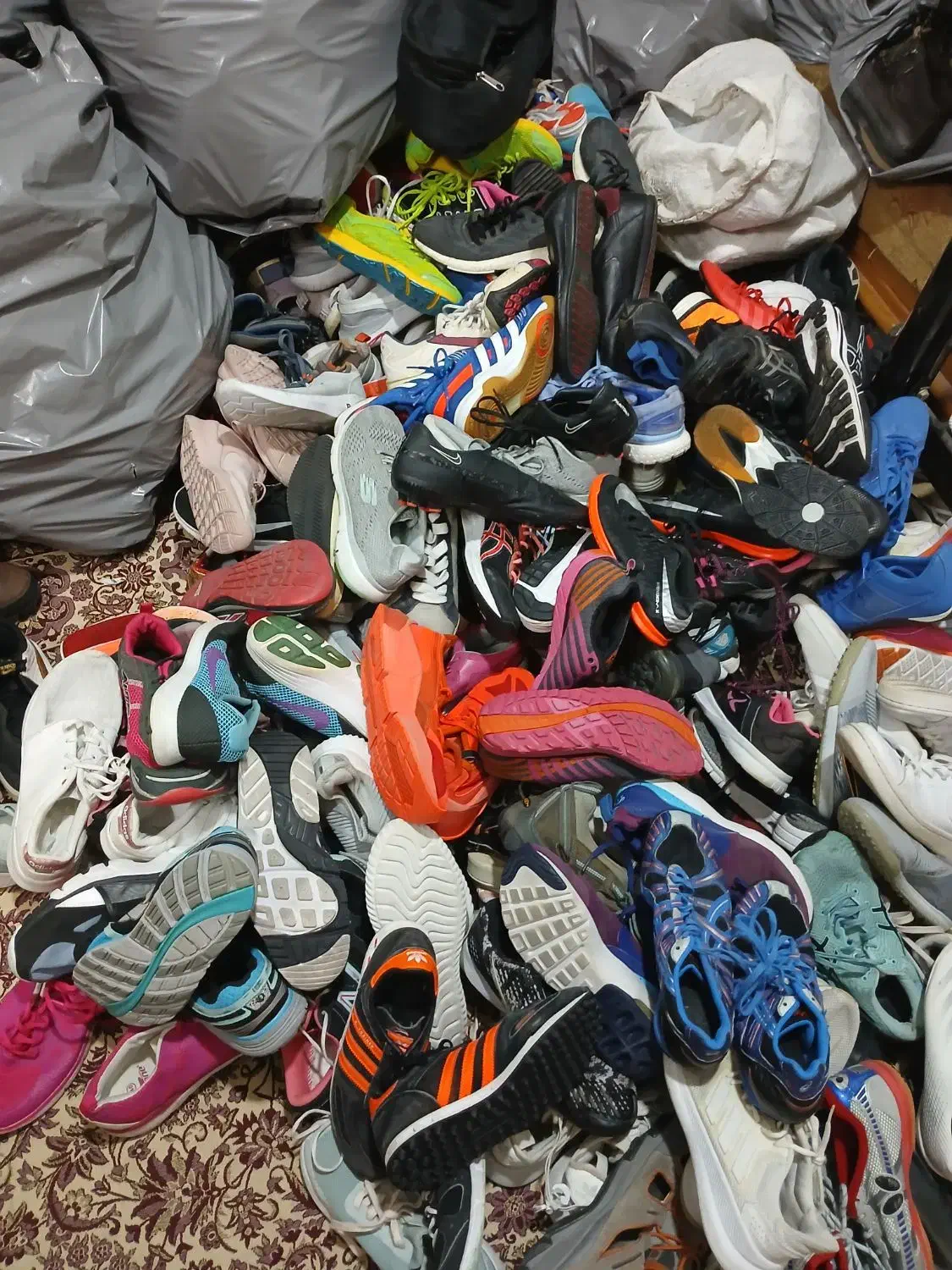 عمده / اورجینال / تانا استوک|کیف، کفش، کمربند|شاهینشهر, فردوسی|دیوار