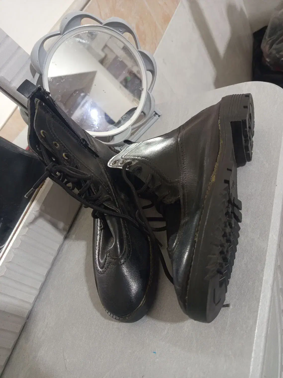 پوتین|کیف، کفش، کمربند|قم, چهل درخت|دیوار