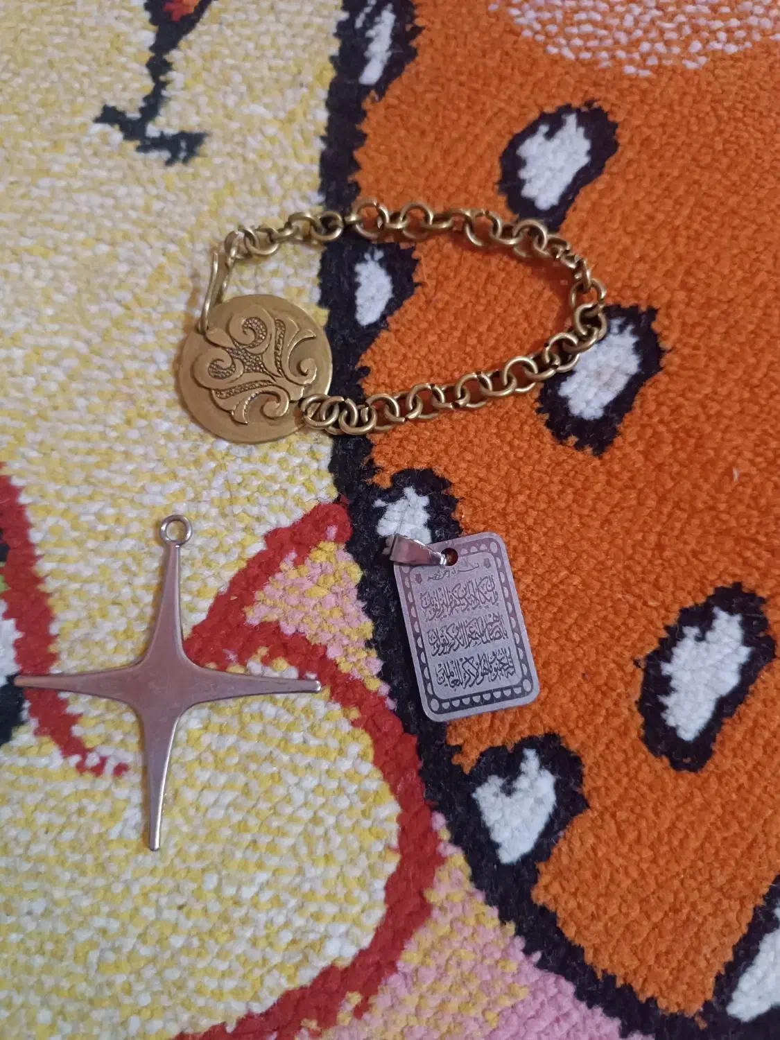 دست بند و گردن بند|بدلیجات|اشکذر, |دیوار