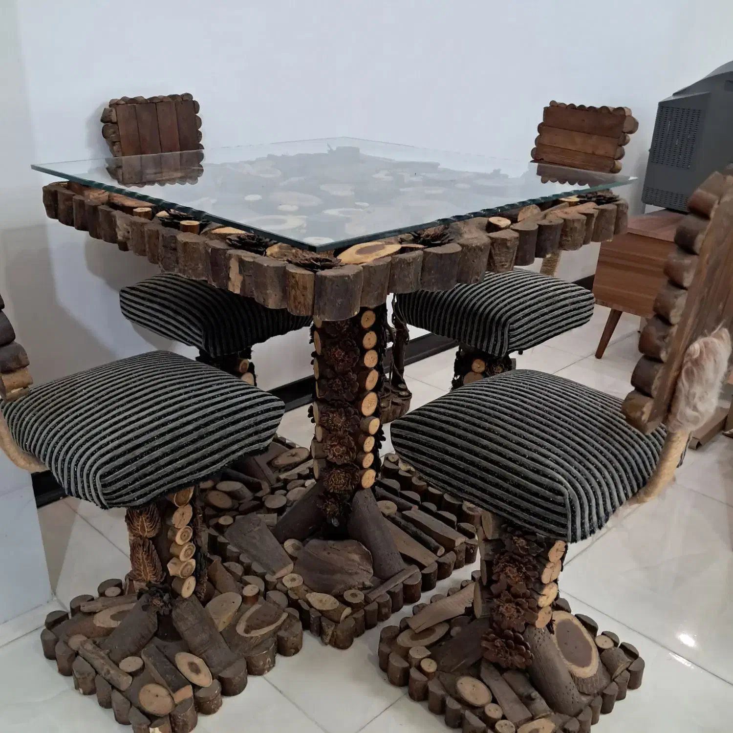 میزغذاخوری ۴ نفره نو نو|میز و صندلی غذاخوری|اشتهارد, |دیوار