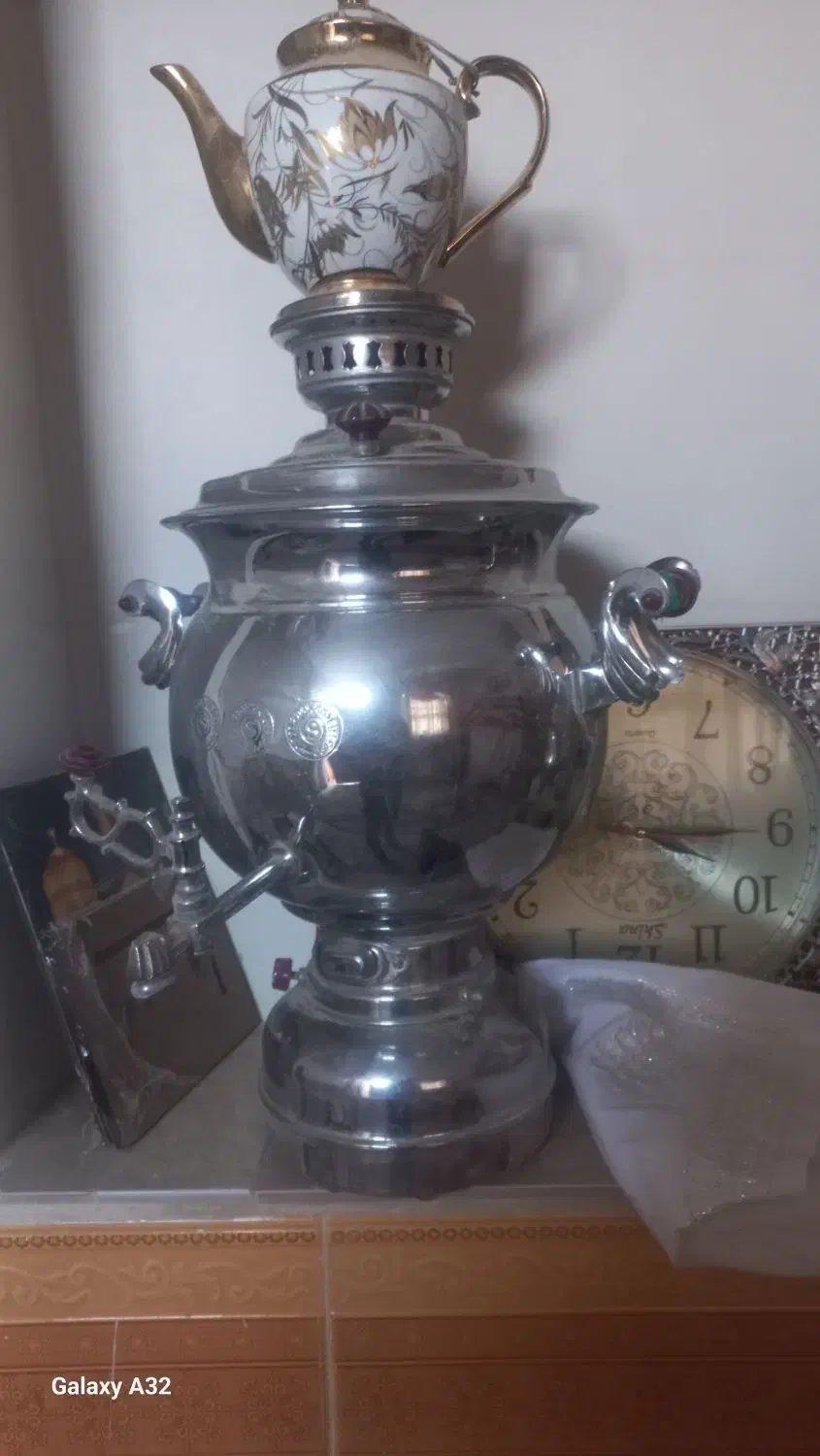 سماورگازی بزرگ وسماوردکوری کوچک برقی وساعت وقوری|سماور، چایساز، قهوهساز|فامنین, |دیوار