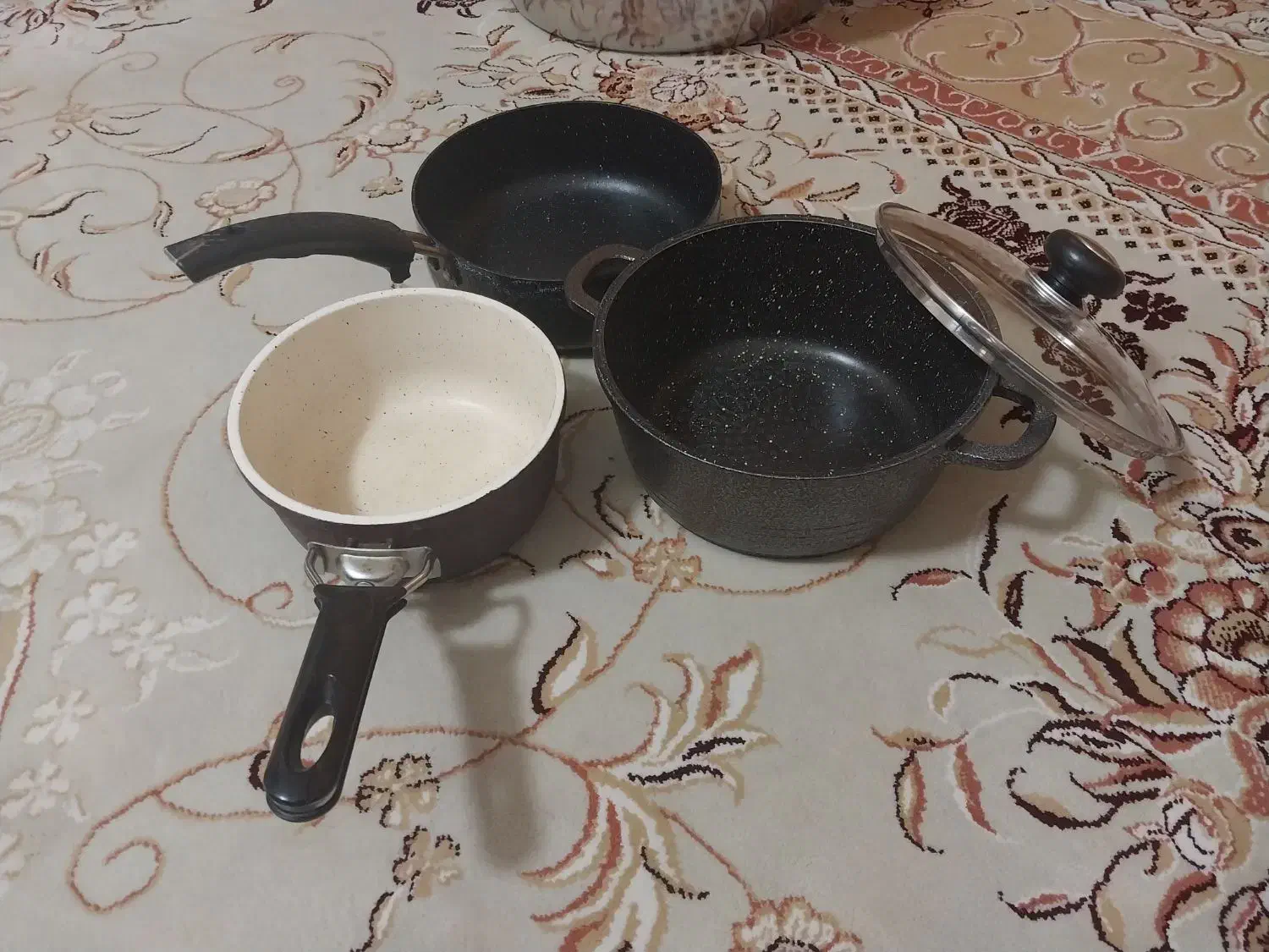 تعدادی قابلمه|ظروف پخت‌وپز|ایلام, |دیوار