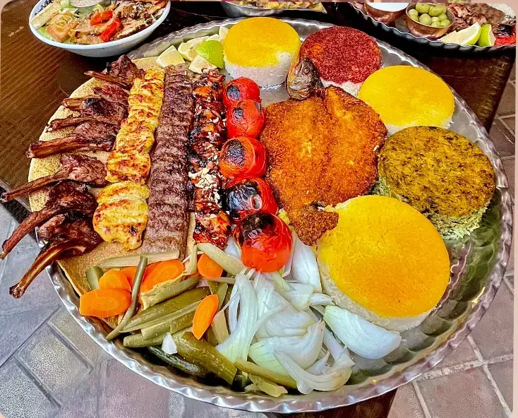 تعدادی نیروی پرانرژی آقادر رستوران نیازمندیم|استخدام خدمات فروشگاه و رستوران|تهران, نارمک|دیوار