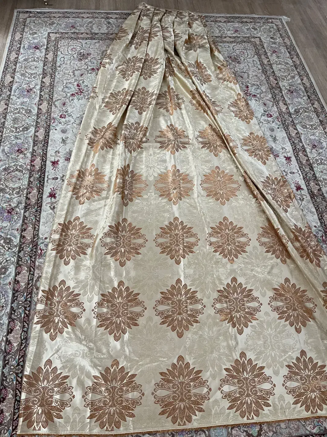 کنار پرده|پرده، رانر، رومیزی|مراغه, |دیوار