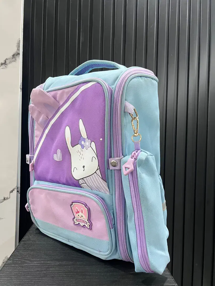 کیف مدرسه|کیف، کفش، کمربند|رشت, فلسطین|دیوار