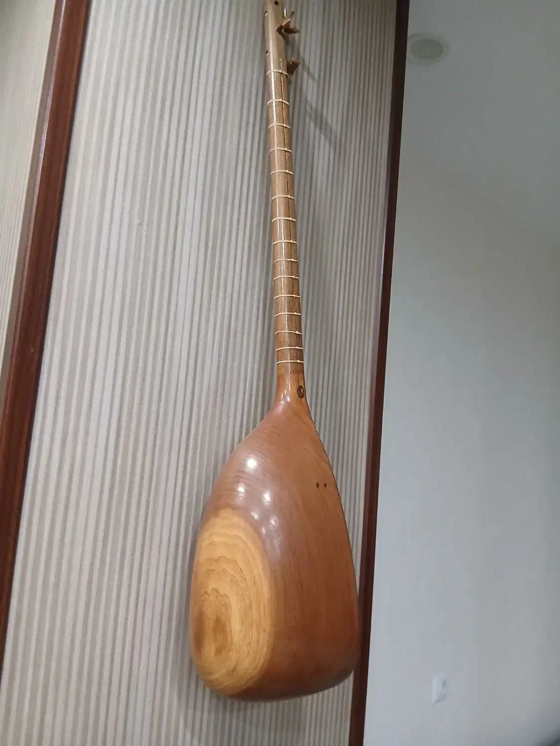 تنبور ( منصور)|سازهای سنتی|قزوین, |دیوار