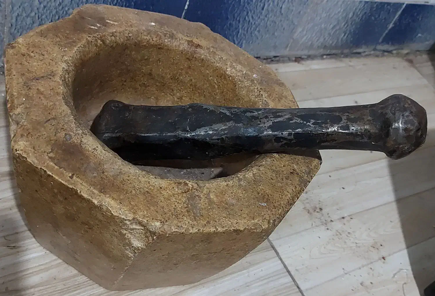 جوغن سنگی قدیمی|کلکسیون اشیاء عتیقه|کرمان, |دیوار