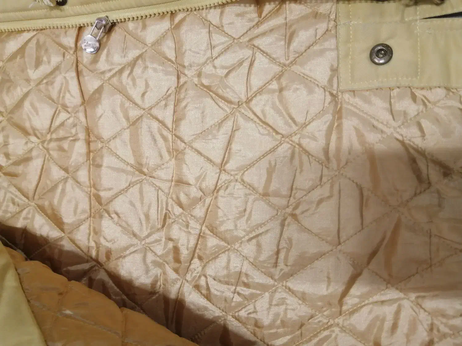 کاپشن خارجی|لباس|رشت, نظری|دیوار