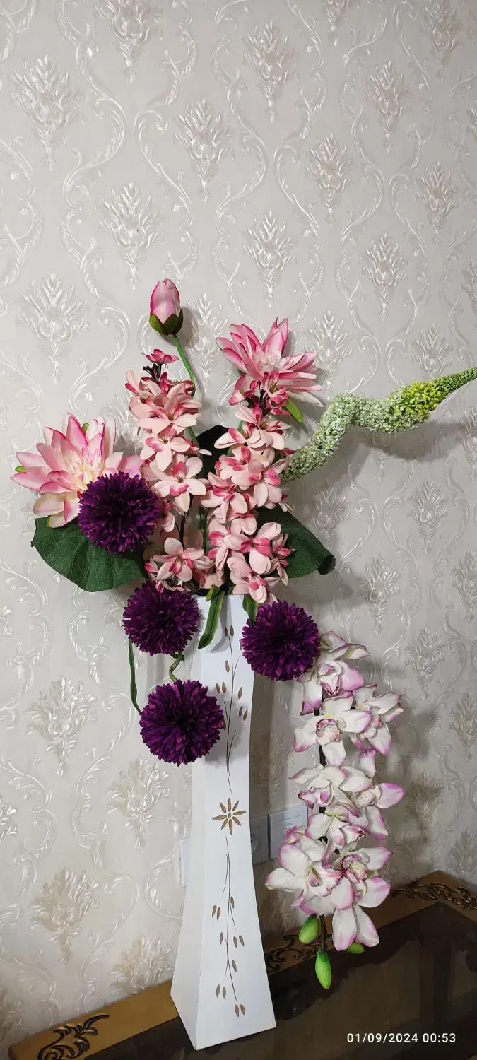 گلدان ایستاده چوبی پر از گل های شیک|گل مصنوعی|تبریز, |دیوار