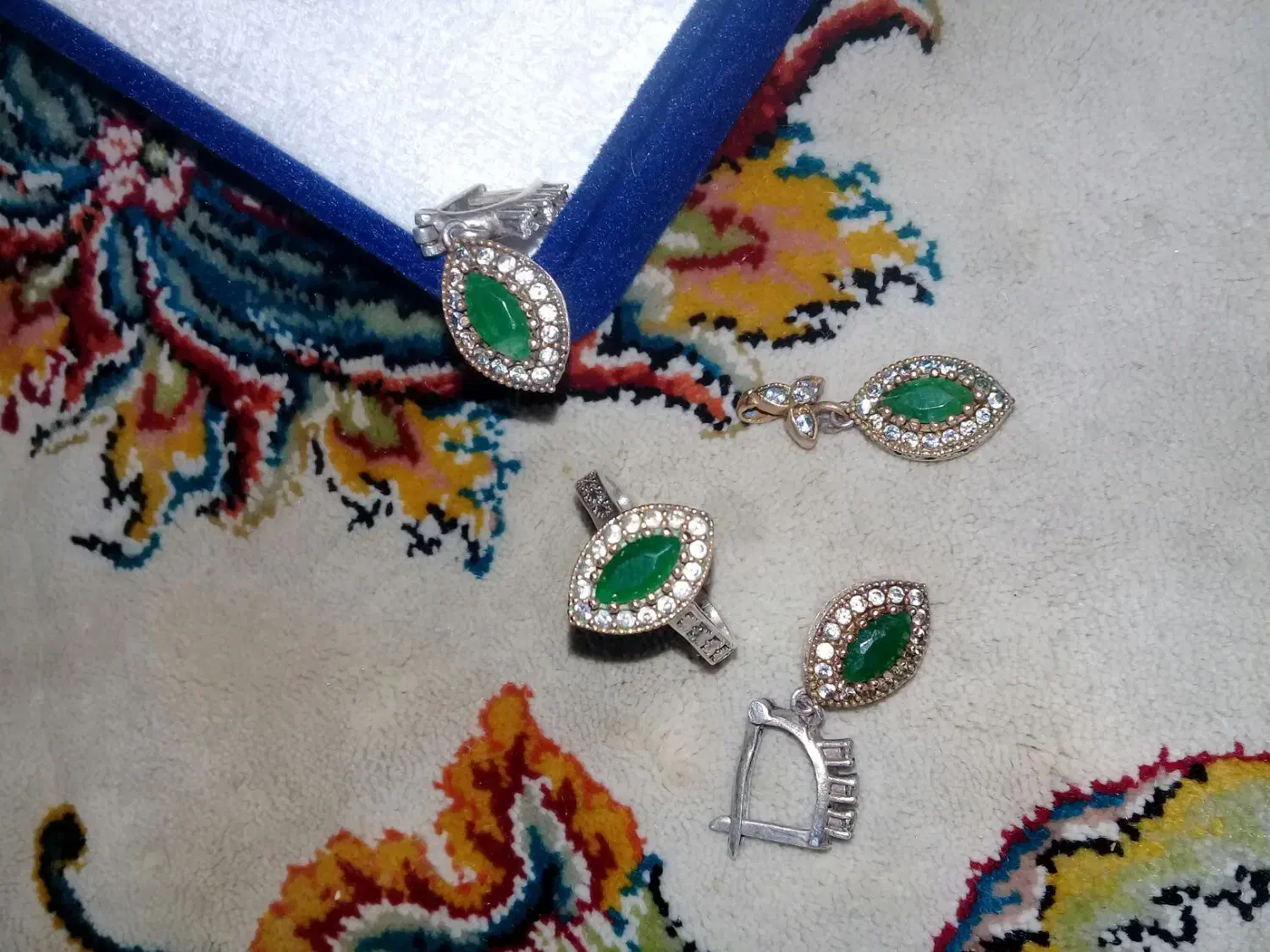 ست  نقره زمرد کلمبیا با الماس طبیعی عتیقه و قدیمی|کلکسیون اشیاء عتیقه|تهران, شمیران‌نو|دیوار