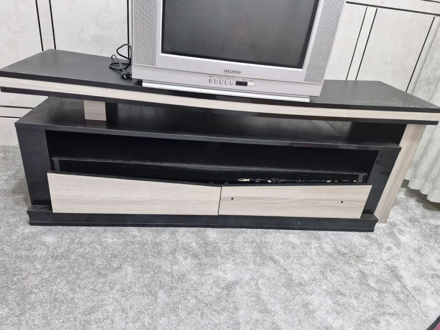 تلویزیون فلترون سامسونگ و میز تلویزیون(باغملک)|تلویزیون و پروژکتور|ایذه, |دیوار