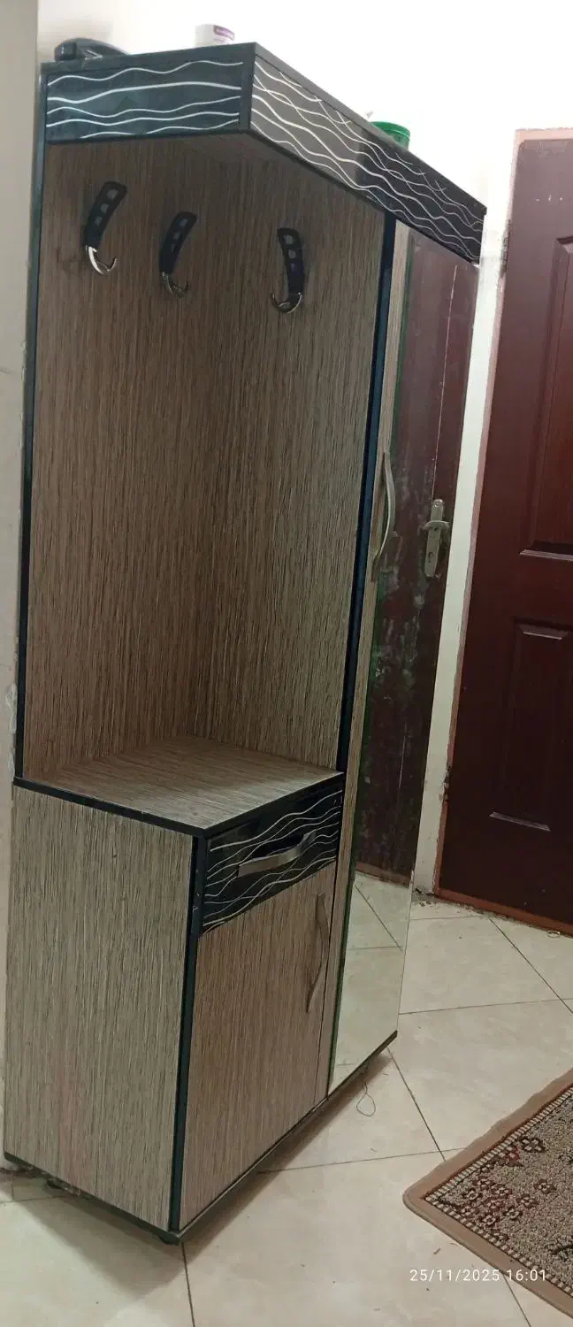 جاکفشی و جالباسی سالم و تمیز آینه‌دار|جاکفشی، کمد، دراور|جیرفت, |دیوار