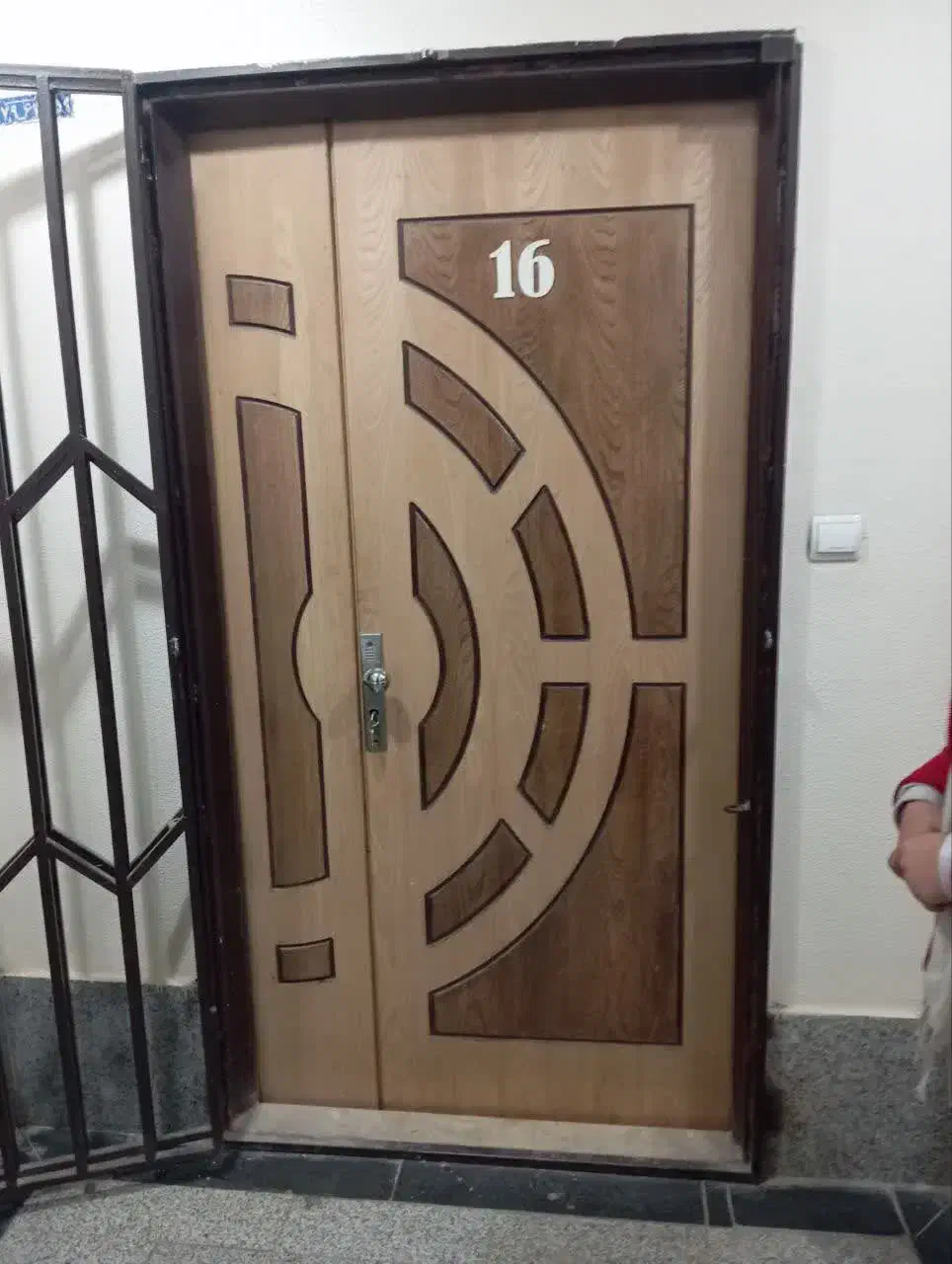 درب ورودی سالن چوبی|مصالح و تجهیزات ساختمان|شاهین‌شهر, مسکن مهر|دیوار