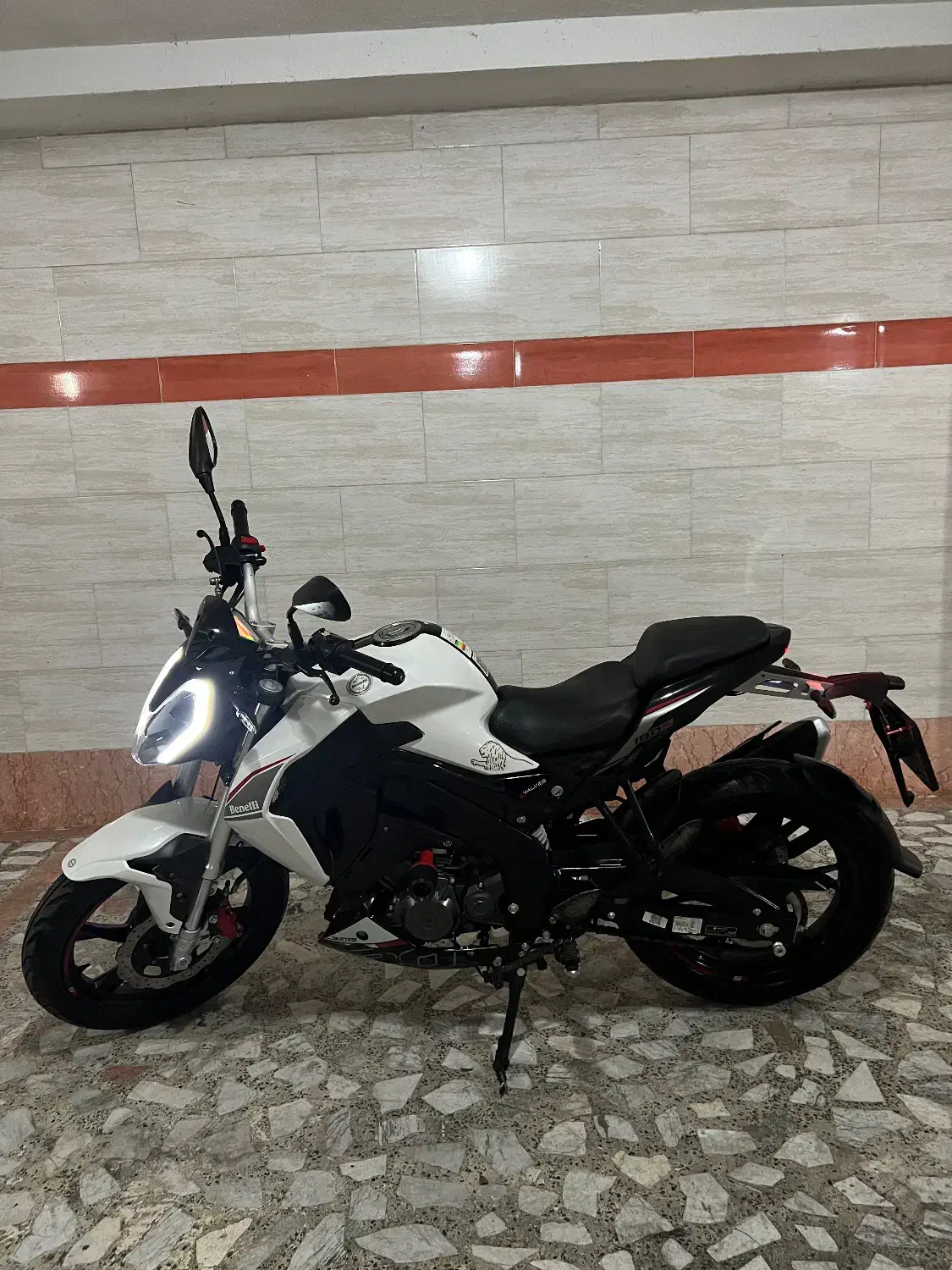 بنلی ۱۸۰|موتورسیکلت|رشت, چله خانه|دیوار