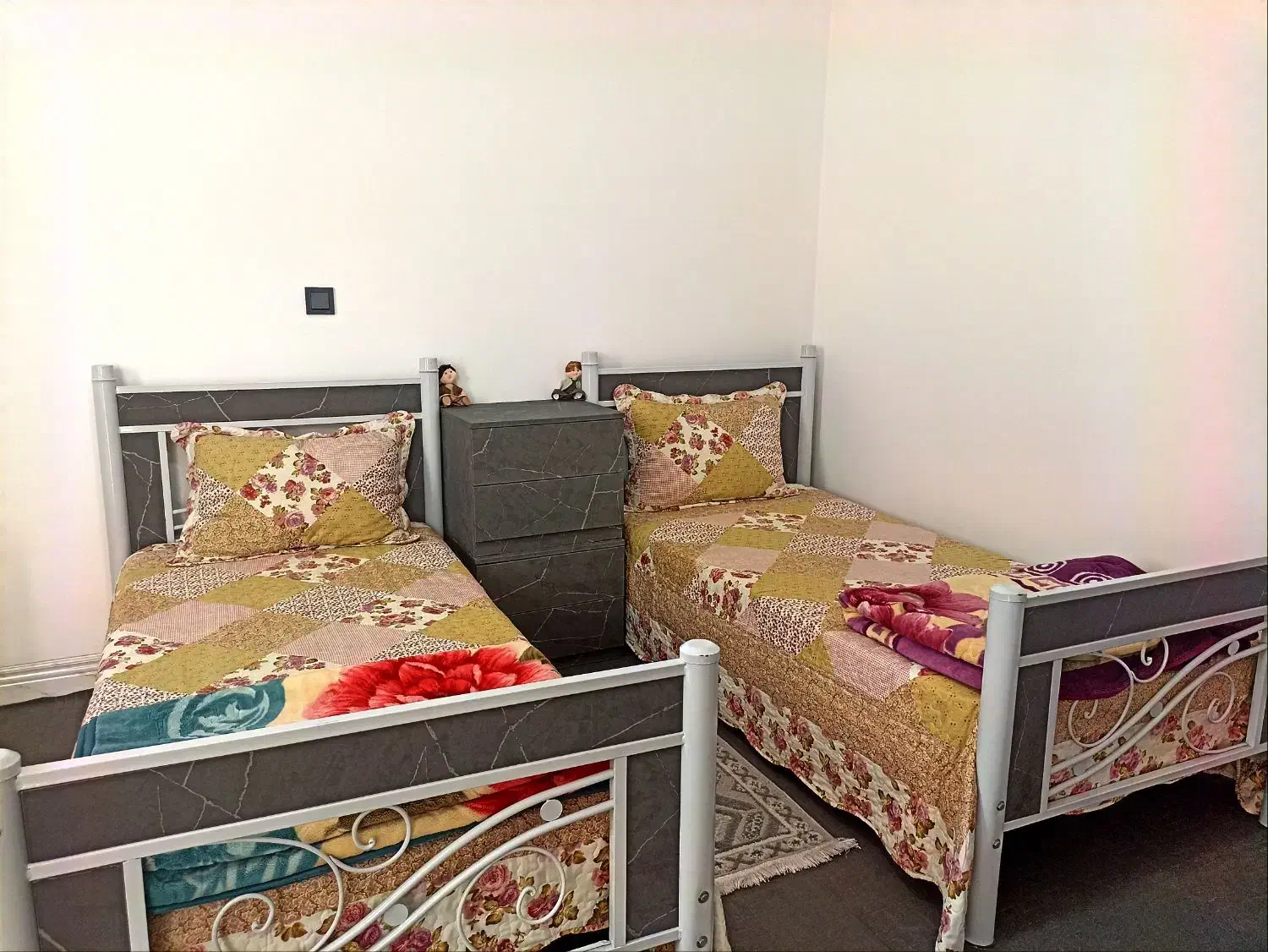 تخت همراه با تشک .|تخت و سرویس خواب|کرمان, |دیوار