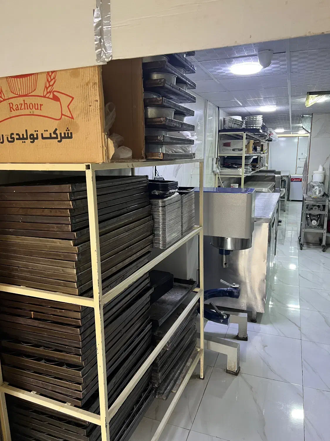 استخدام ترکار وکیک ساز با تجربه برای قنادی|استخدام خدمات فروشگاه و رستوران|اسدآباد, |دیوار