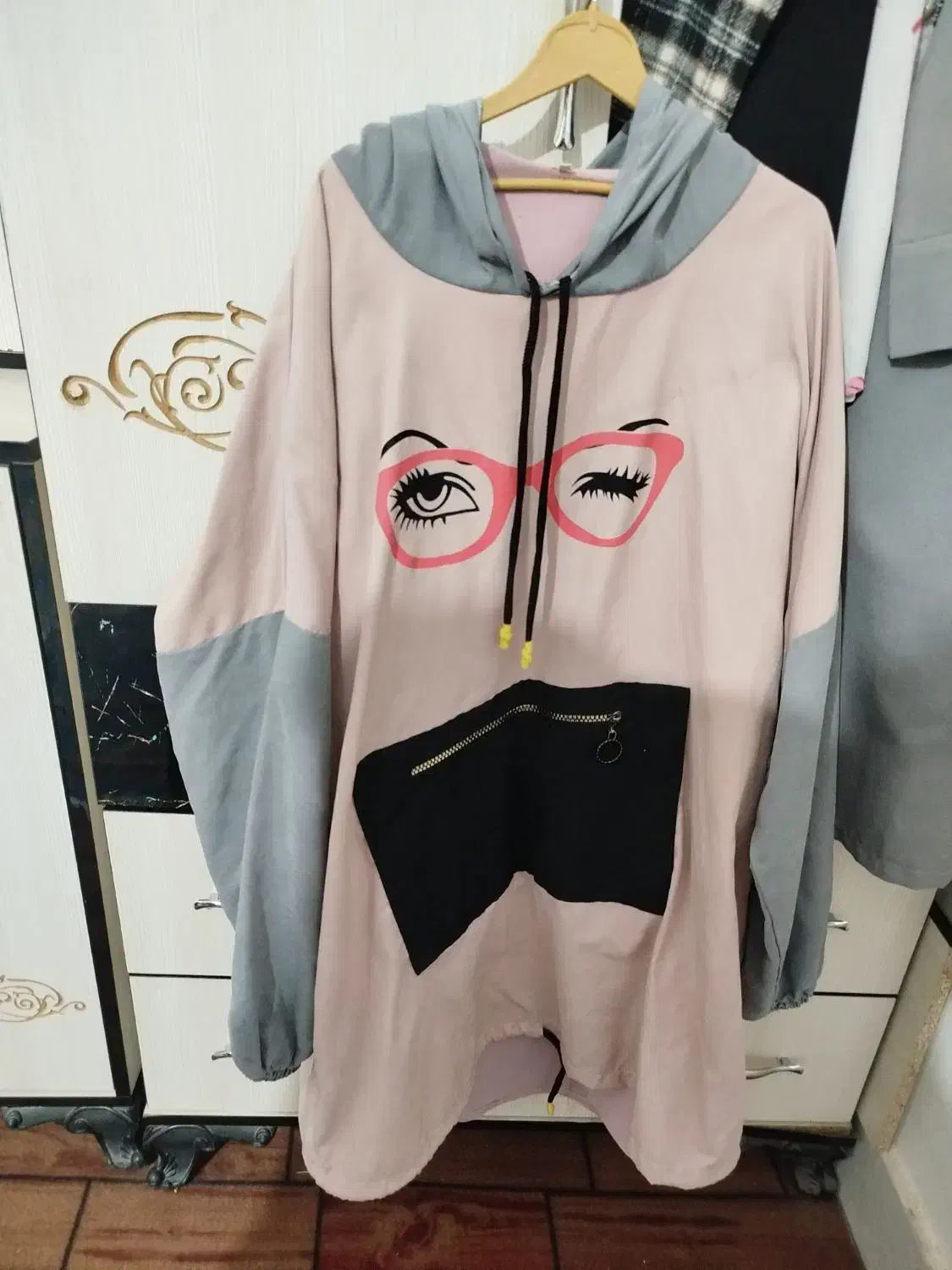 تعدادی لباس|لباس|قهستان, |دیوار