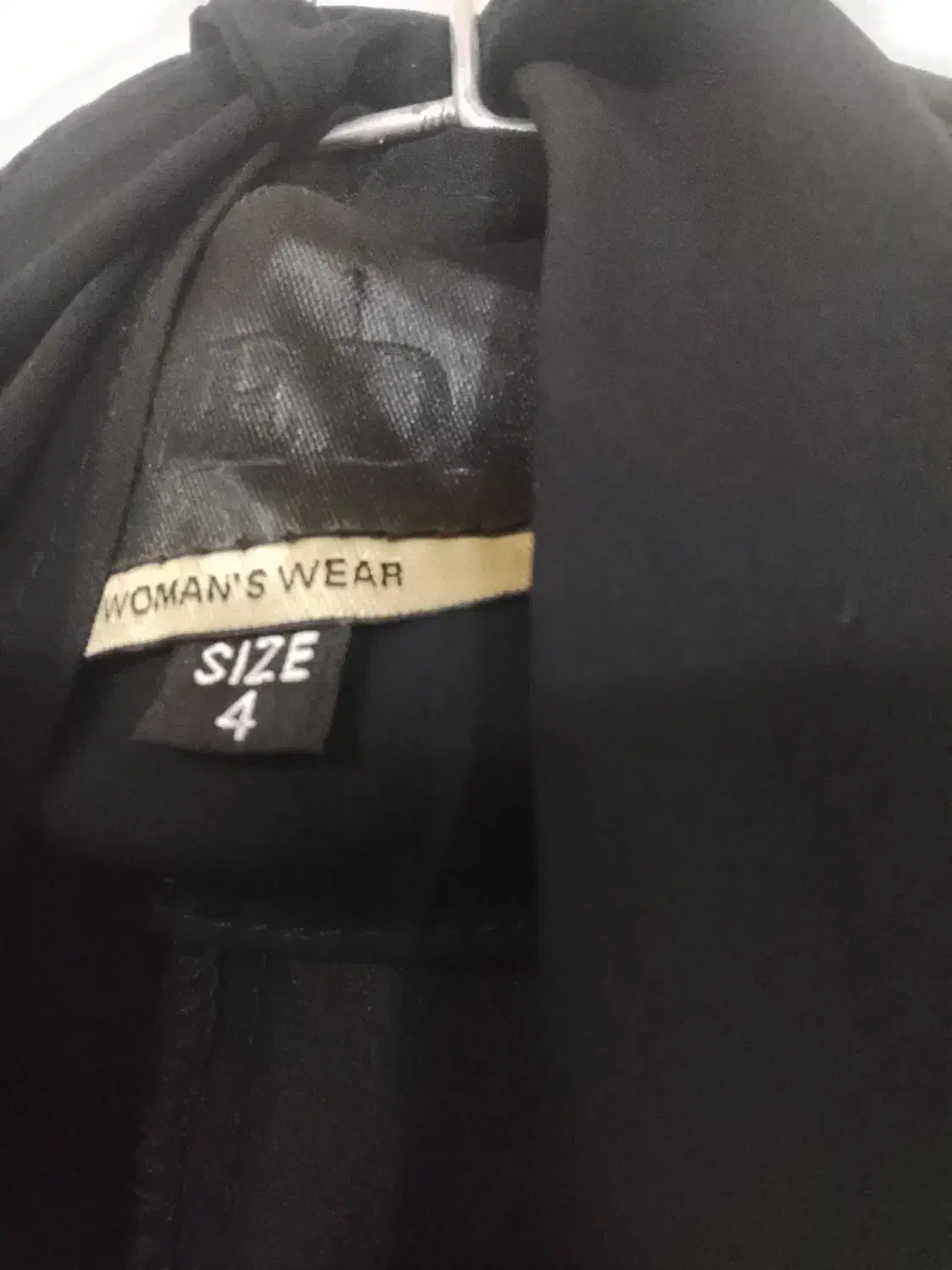 لباس نو|لباس|مشهد, کارمندان دوم|دیوار