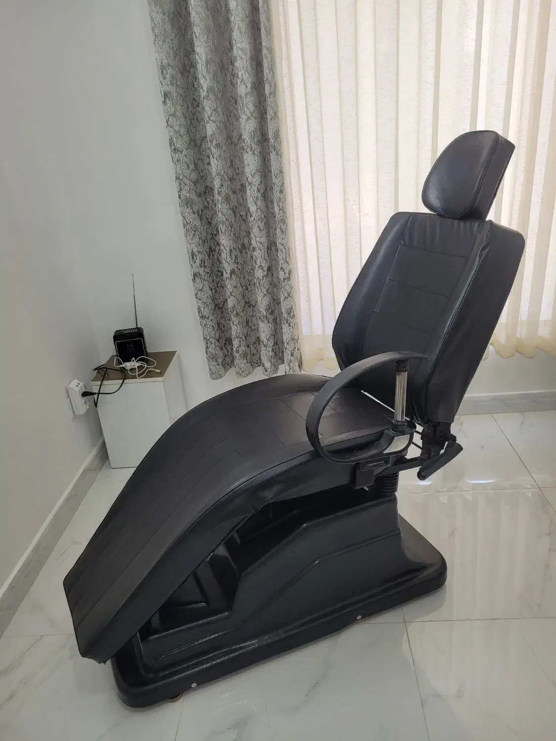 صندلی اصلاح یا میکاپ|آرایشگاه و سالن‌های زیبایی|چالوس, |دیوار