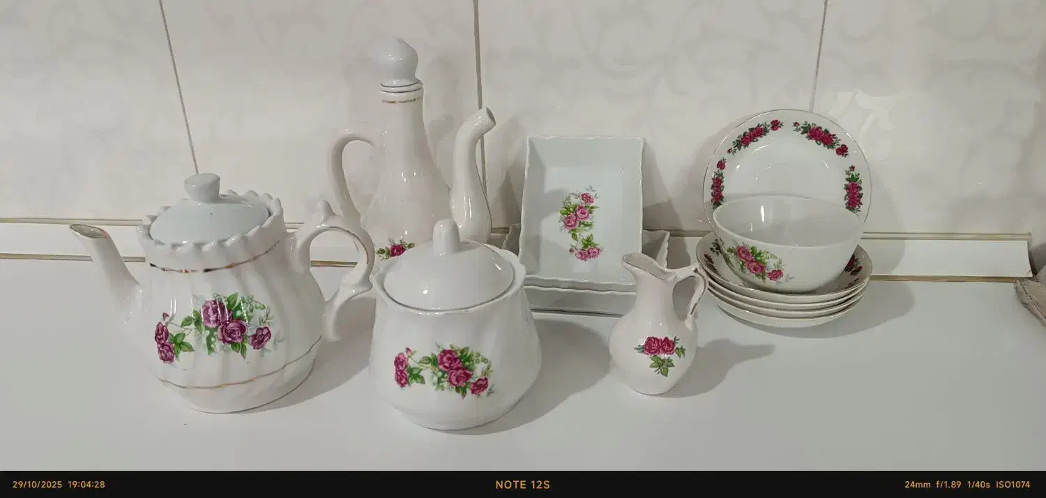 ظروف گل سرخی|کلکسیون اشیاء عتیقه|بهارستان, |دیوار