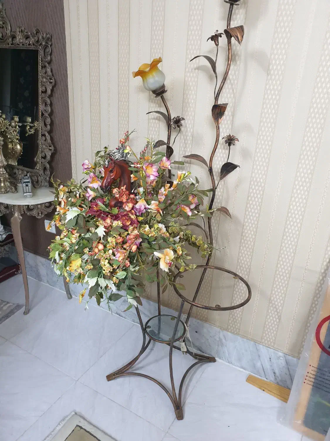 گل مصنوعی همراه با آباژور|چراغ خواب و آباژور|سبزوار, پاسداران|دیوار