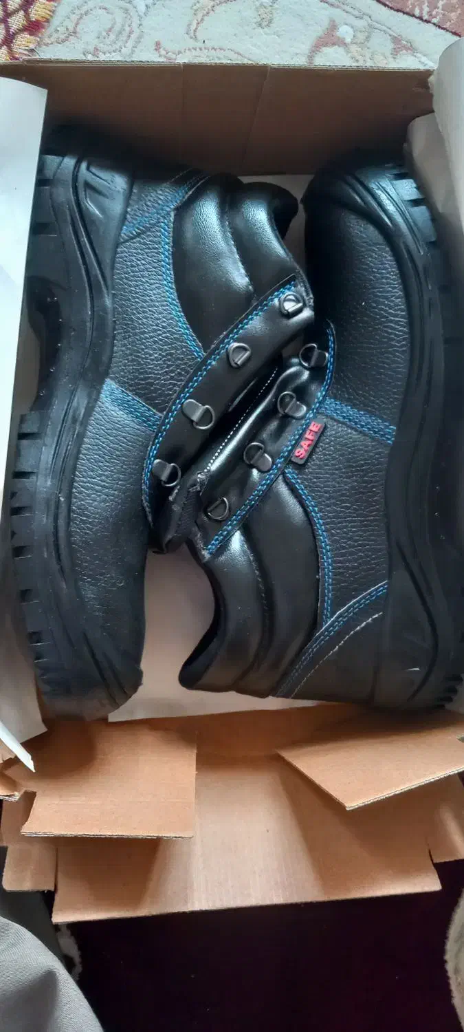 کفش کار|کیف، کفش، کمربند|کنگاور, |دیوار