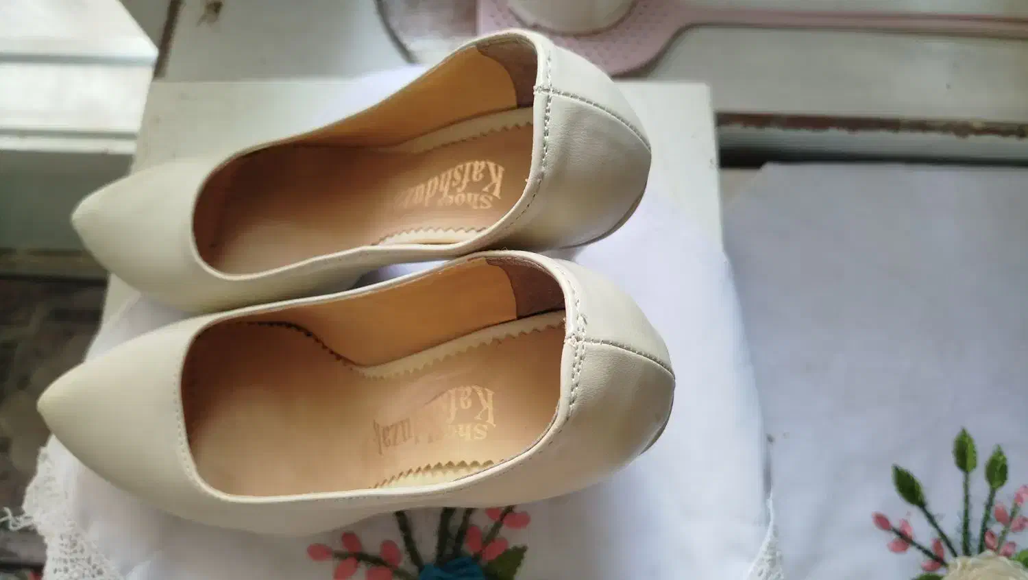 کفش مجلسی|کیف، کفش، کمربند|کاشان, سوریجان|دیوار