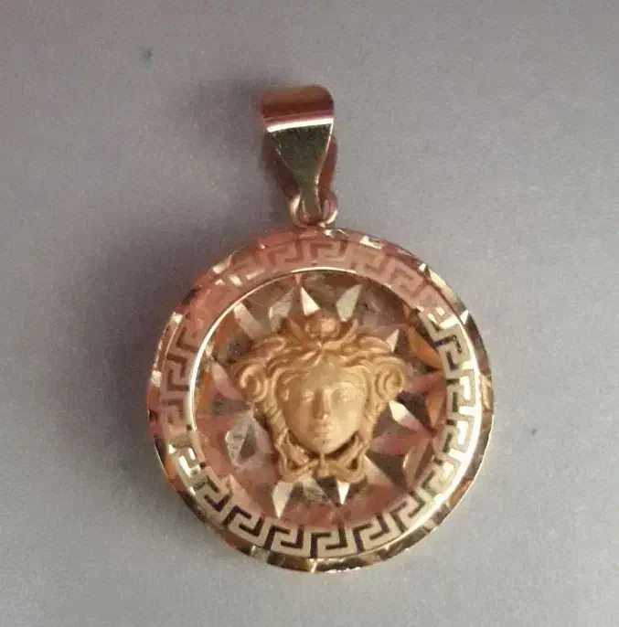 مدال ورساچه کاملا نو(فقط معاوضه)|جواهرات|قزوین, |دیوار