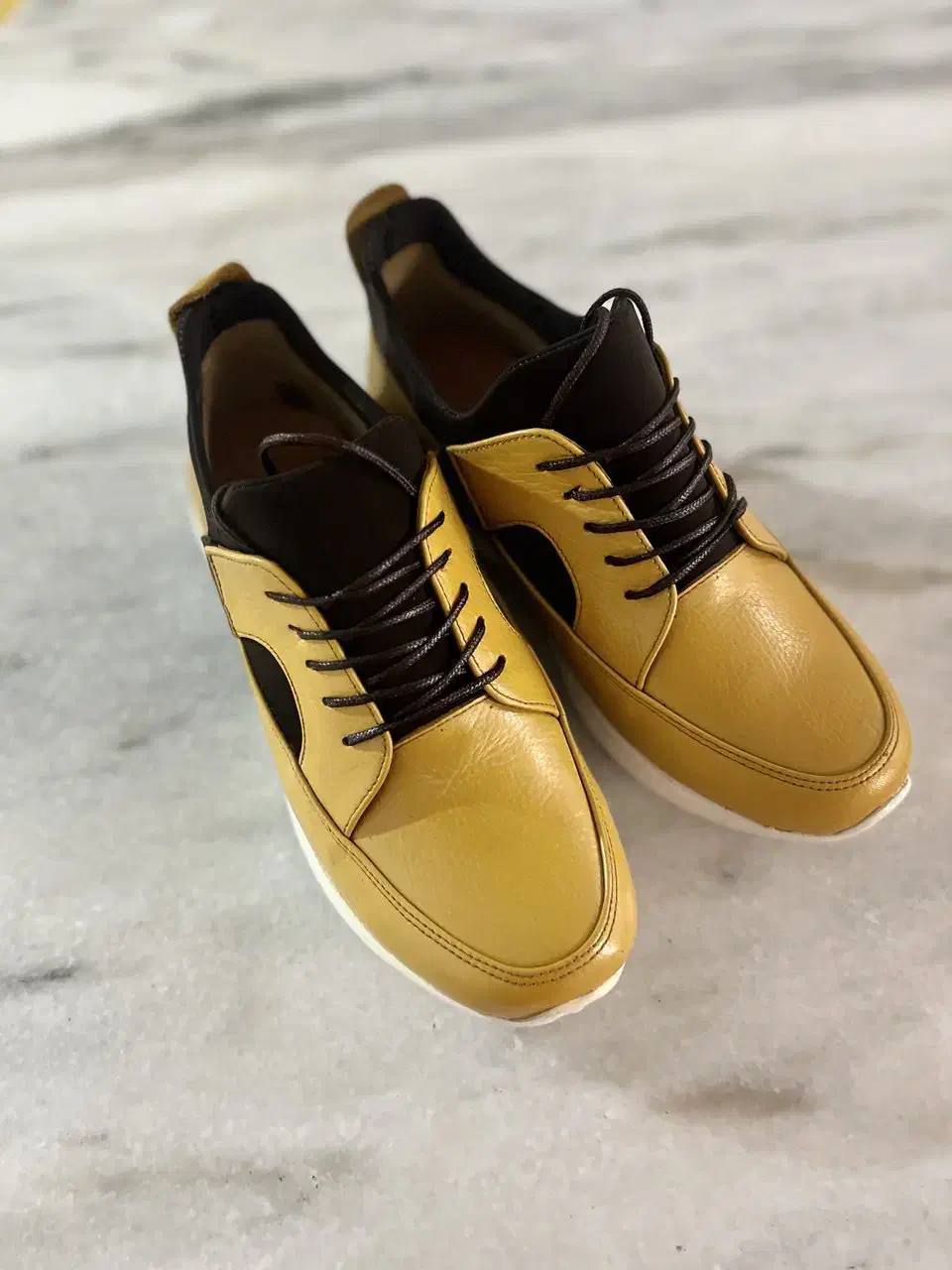 کفش|کیف، کفش، کمربند|میانه, |دیوار