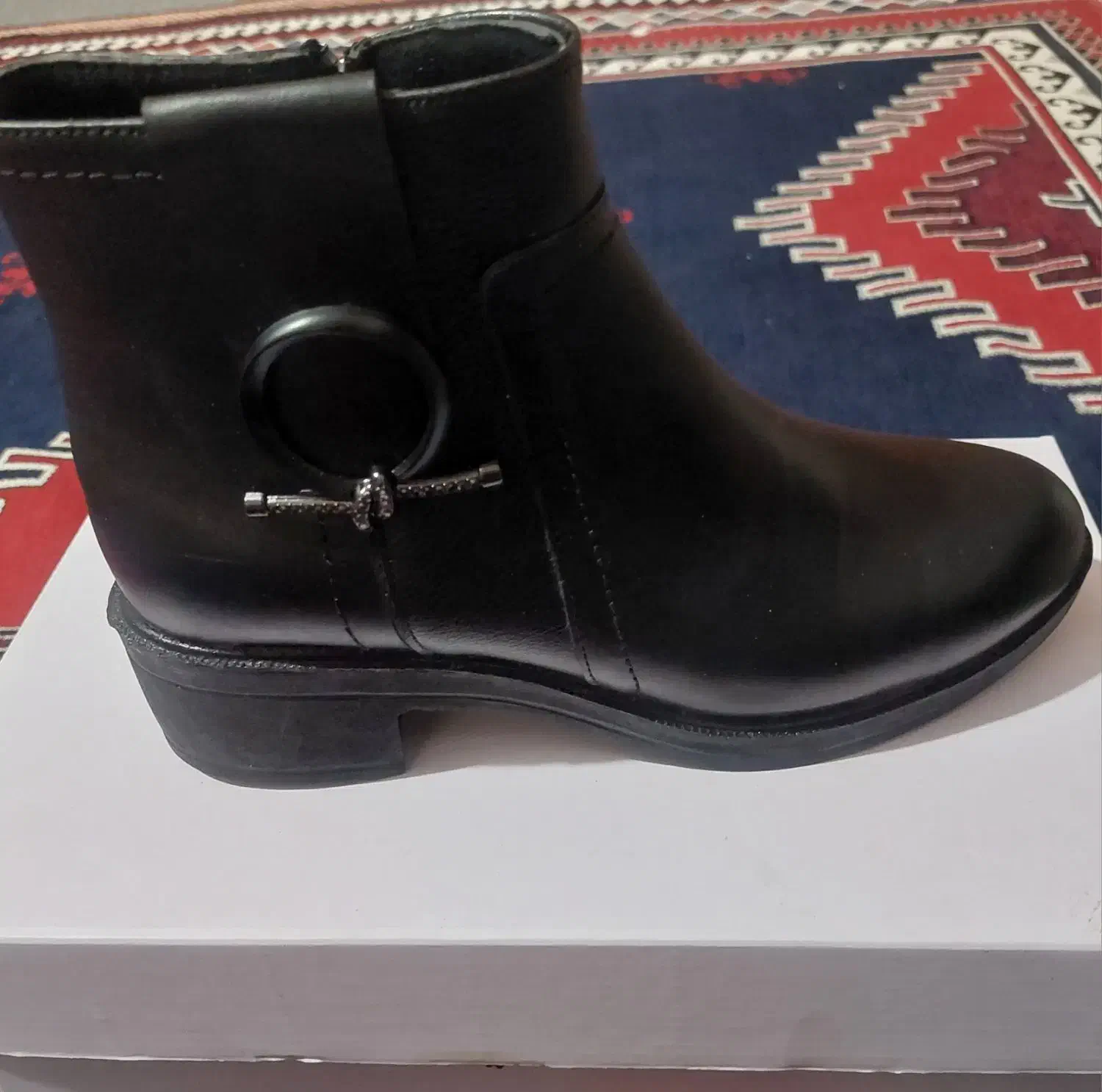 کفش نیم بوت|کیف، کفش، کمربند|دوگنبدان, |دیوار