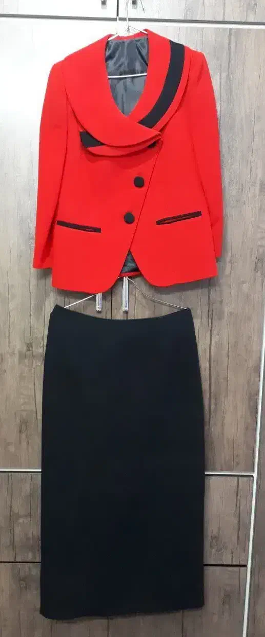 کت و دامن|لباس|بهارستان, |دیوار