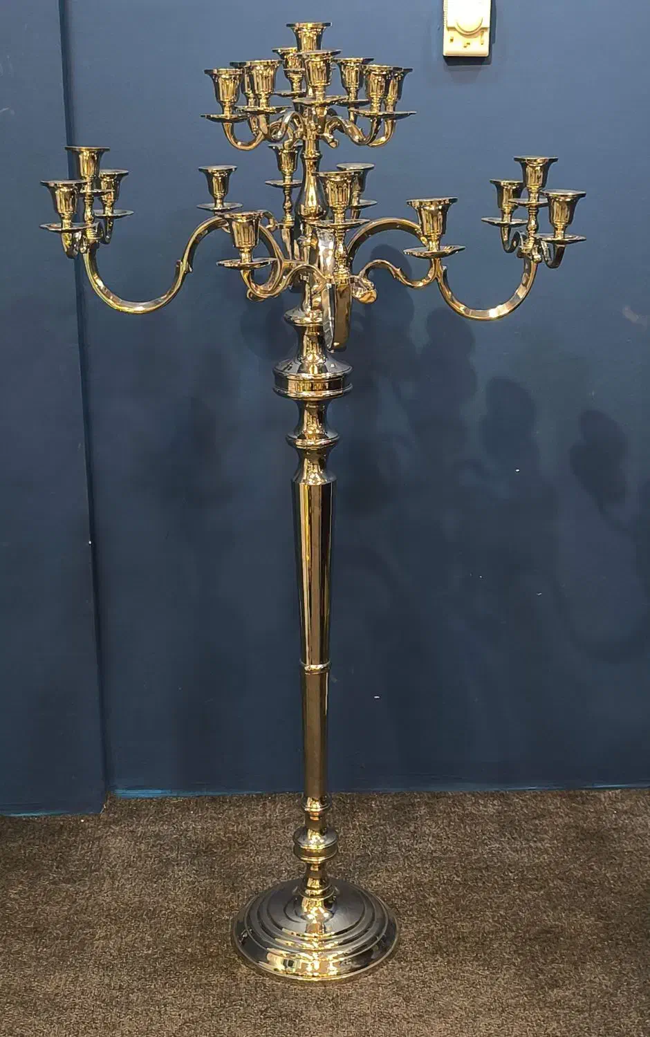 شمعدان کنار سالنی بزرگ خارجی|لوستر و چراغ آویز|تهران, شوش (باغ آذری)|دیوار