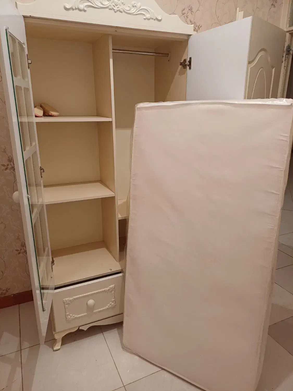 کمد بچه ویک عدد تشک|تخت و سرویس خواب|محمدشهر, محمدشهر|دیوار