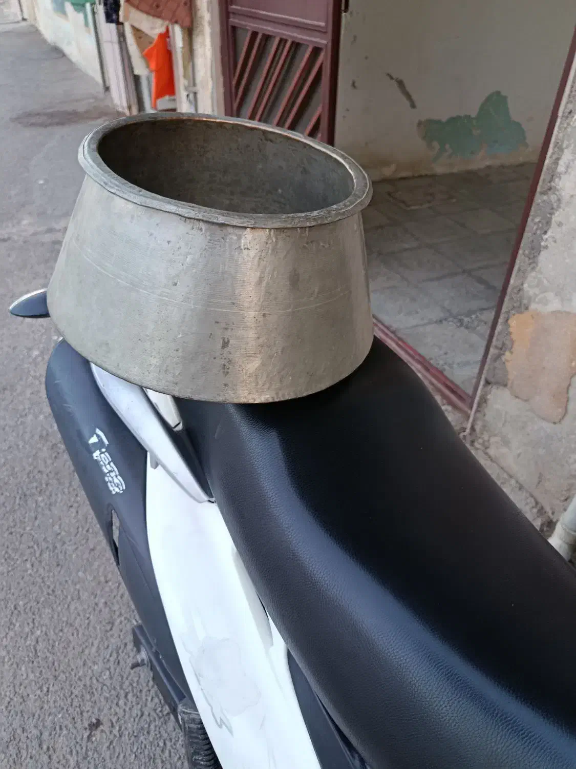 دیگچه قدیمی مسی|ظروف پخت‌وپز|خرمدره, |دیوار