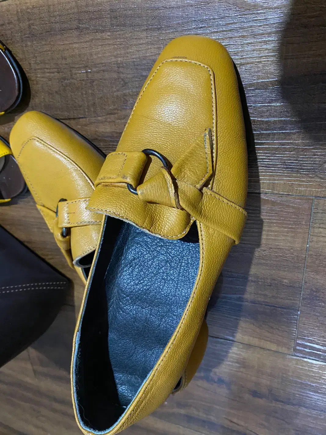 کیف و کفش چرم یاس|کیف، کفش، کمربند|رشت, منظریه|دیوار