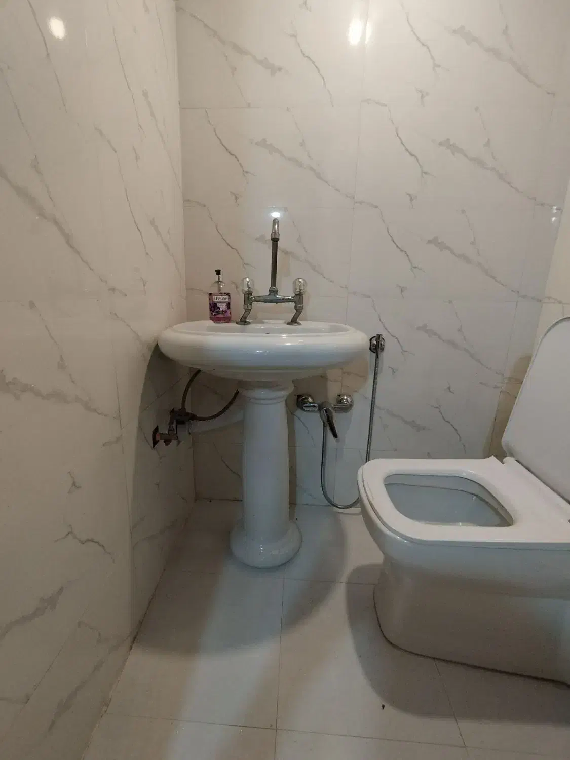 روشویی با شیرآبش|لوازم سرویس بهداشتی|چالوس, |دیوار