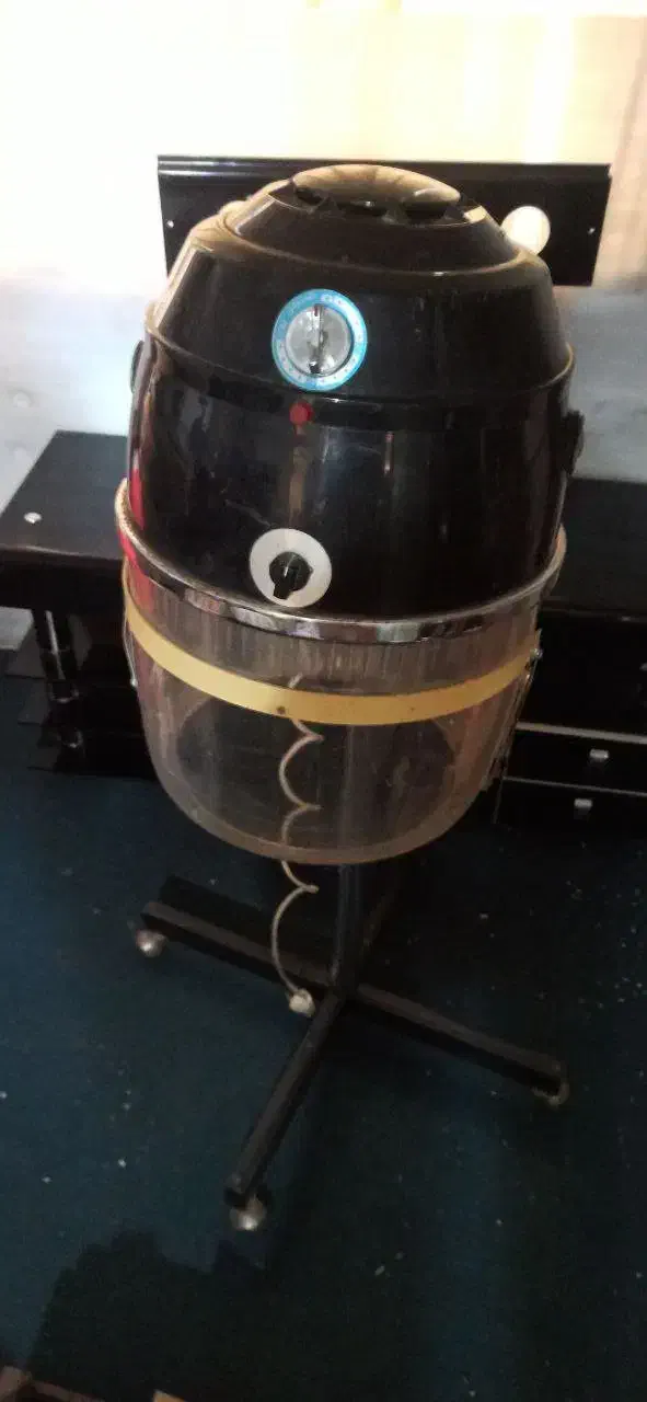 سشوار ایستاده در حد نو|آرایشگاه و سالن‌های زیبایی|ارومیه, |دیوار