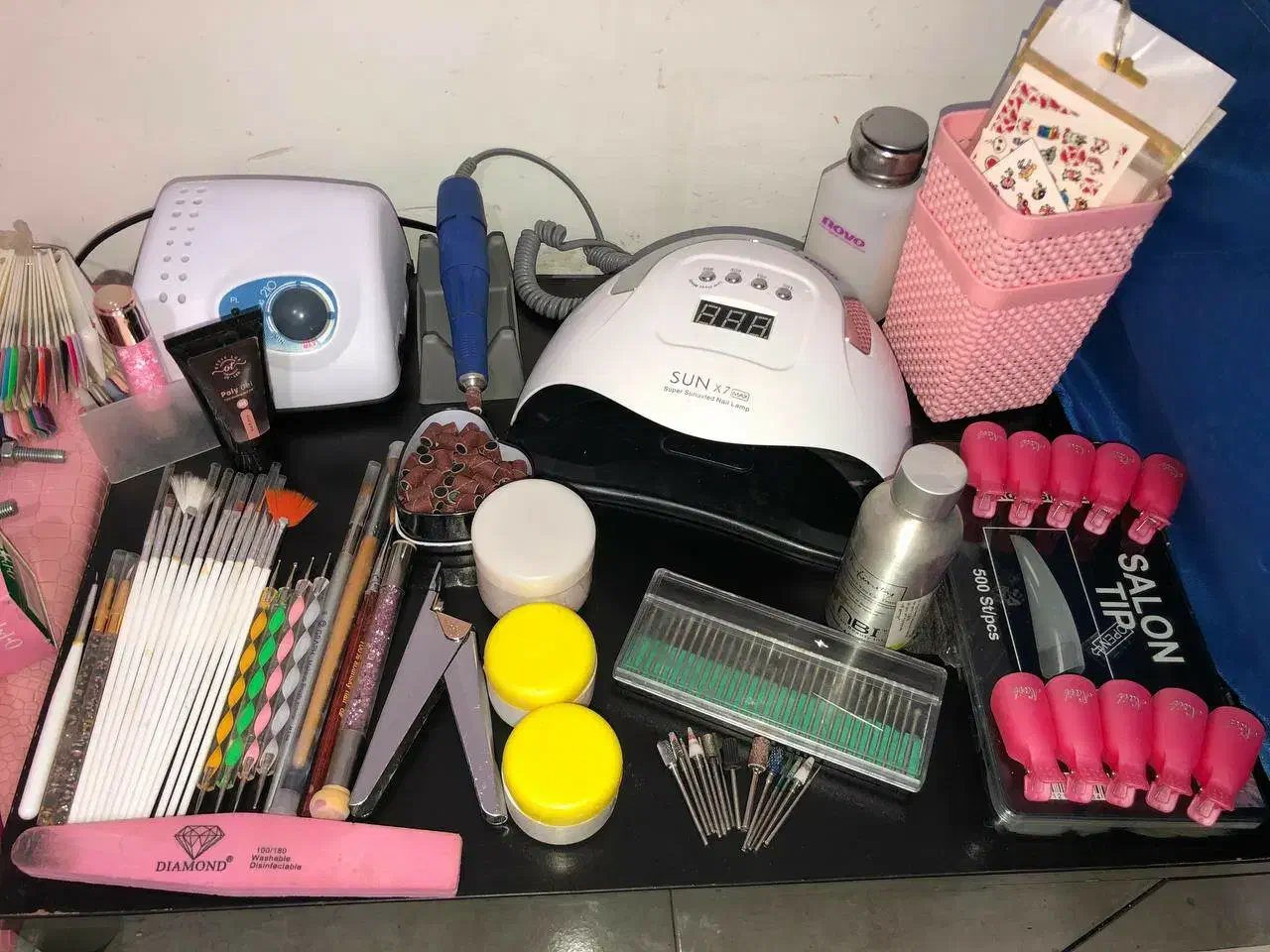 وسایل کاشت ناخن|آرایشگاه و سالن‌های زیبایی|بومهن, |دیوار