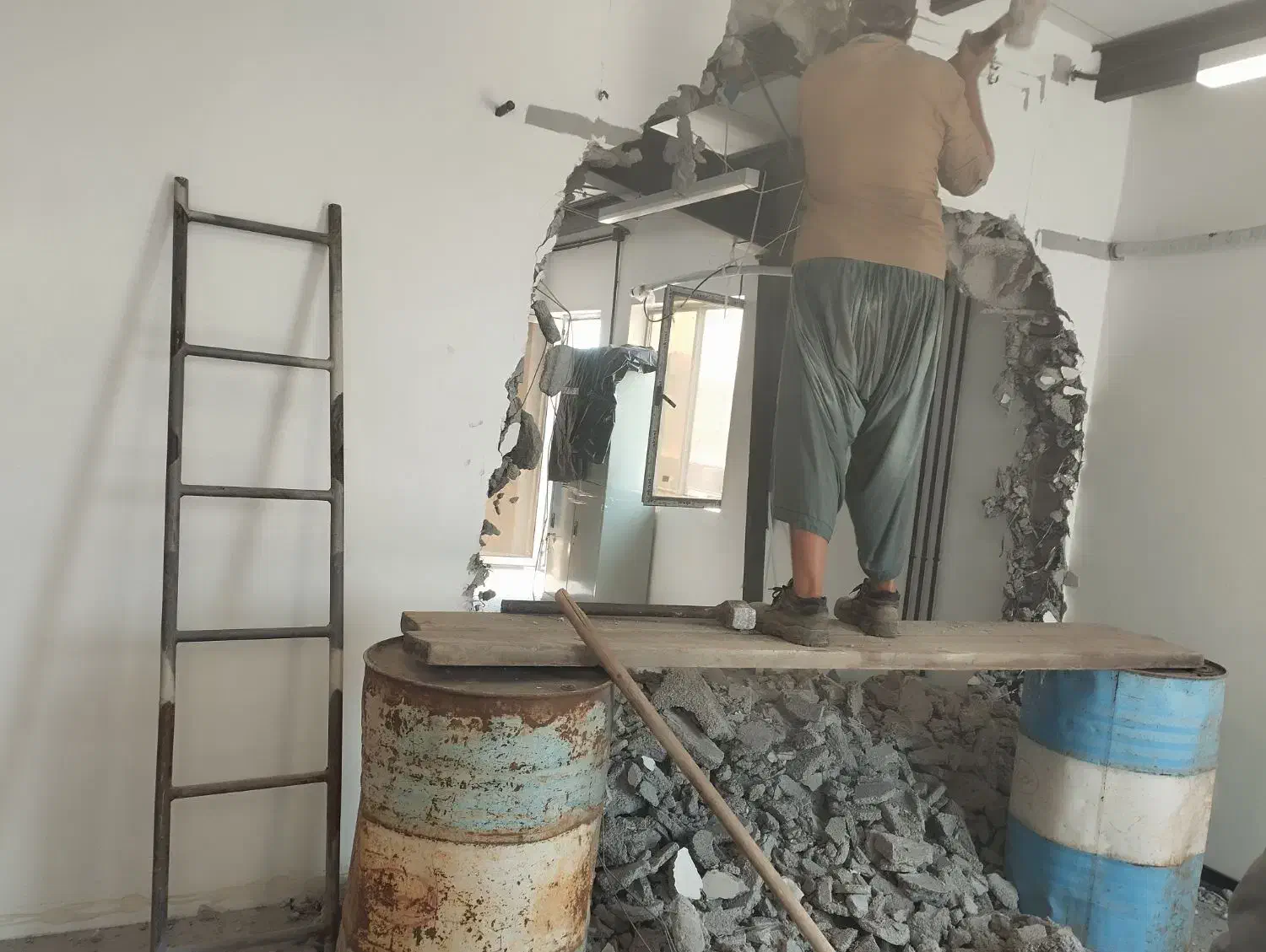 تخریب و کنده کاری ساختمان با ابزار کامل وکارکر|خدمات پیشه و مهارت|بندرعباس, |دیوار